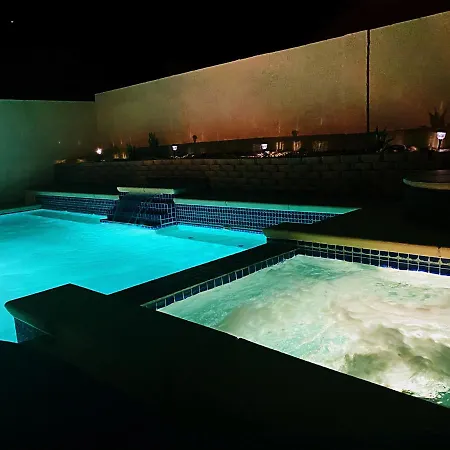 Amazing Pool And Jaccuzi 3 Bedroom In Heart Of Lv